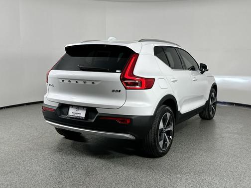 2025 Volvo XC40 B5 Core Bright Theme