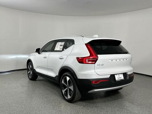 2025 Volvo XC40 B5 Core Bright Theme
