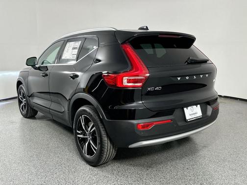 2025 Volvo XC40 B5 Core Bright Theme
