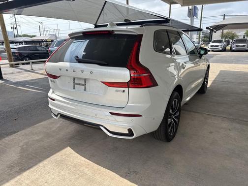 Crystal White 2024 Volvo XC60 B5 Plus Dark Theme