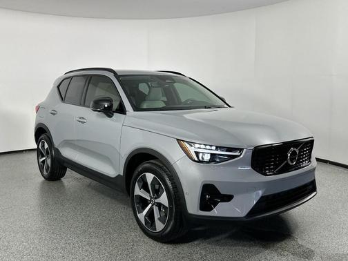 2025 Volvo XC40 B5 Plus Dark Theme