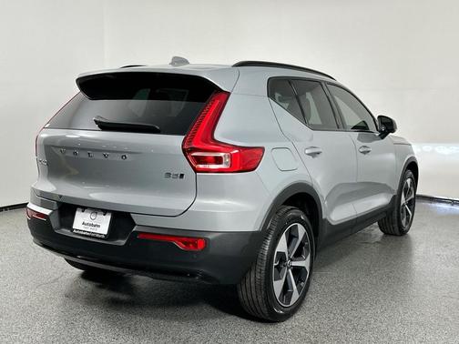 2025 Volvo XC40 B5 Plus Dark Theme