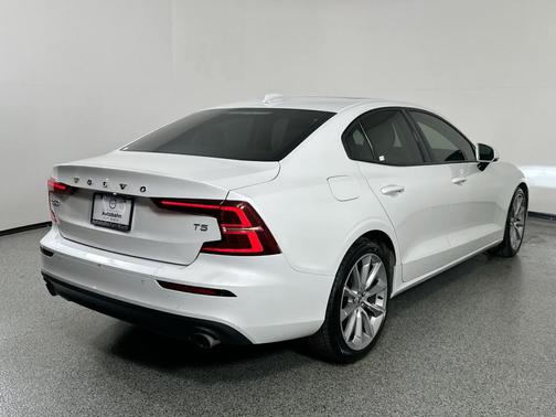 2021 Volvo S60 T5 Momentum