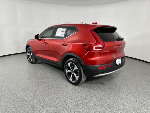 2024 Volvo XC40 B5 Plus Bright Theme