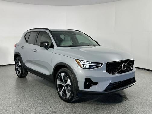 2025 Volvo XC40 B5 Plus Dark Theme