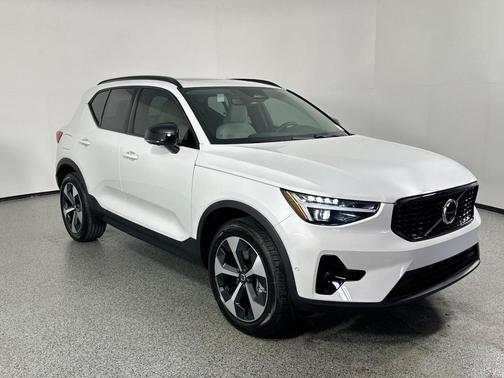 2025 Volvo XC40 B5 Plus Dark Theme