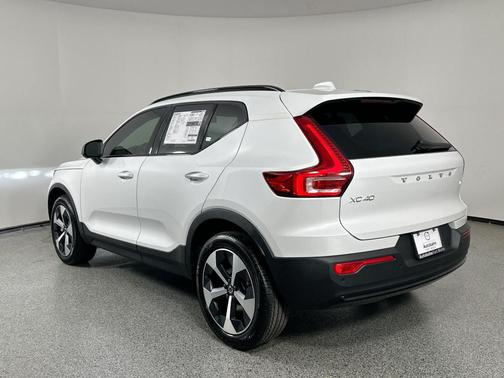 2025 Volvo XC40 B5 Plus Dark Theme