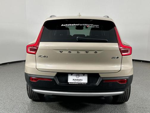 2025 Volvo XC40 B5 Plus Bright Theme