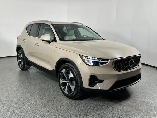 2025 Volvo XC40 B5 Plus Bright Theme