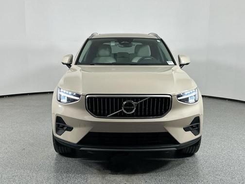 2025 Volvo XC40 B5 Plus Bright Theme