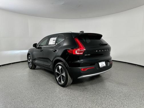 2025 Volvo XC40 B5 Plus Bright Theme