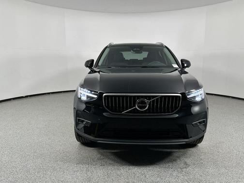 2025 Volvo XC40 B5 Plus Bright Theme