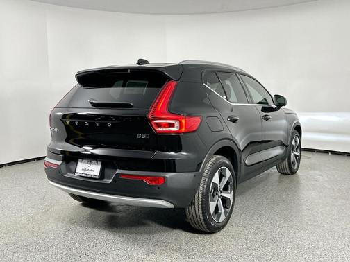 2025 Volvo XC40 B5 Plus Bright Theme