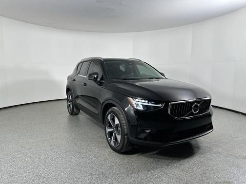 2025 Volvo XC40 B5 Plus Bright Theme