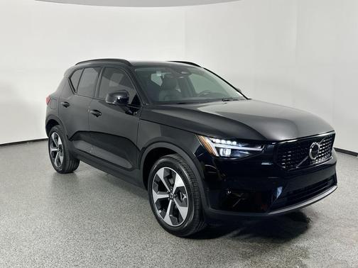 2025 Volvo XC40 B5 Plus Dark Theme