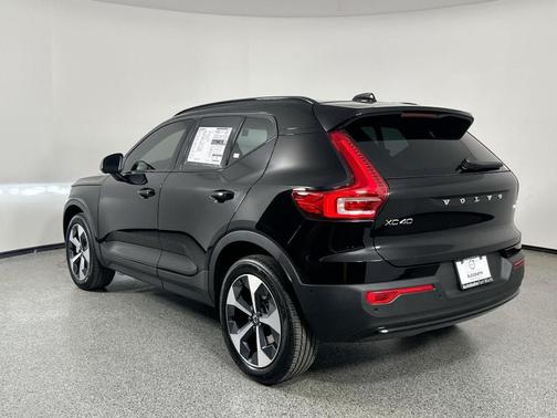 2025 Volvo XC40 B5 Plus Dark Theme