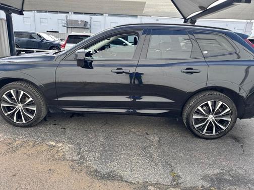 Blackstone 2023 Volvo XC60 B5 Plus Dark Theme