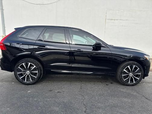 Blackstone 2023 Volvo XC60 B5 Plus Dark Theme