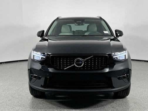 2025 Volvo XC40 B5 Ultra Dark Theme