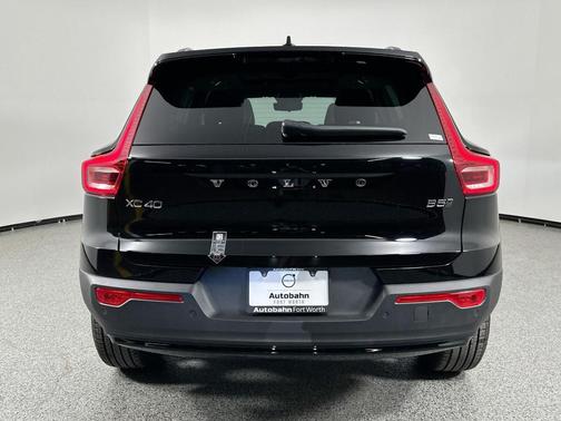 2025 Volvo XC40 B5 Ultra Dark Theme