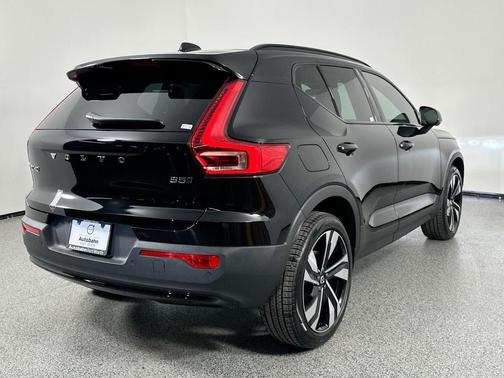 2025 Volvo XC40 B5 Ultra Dark Theme