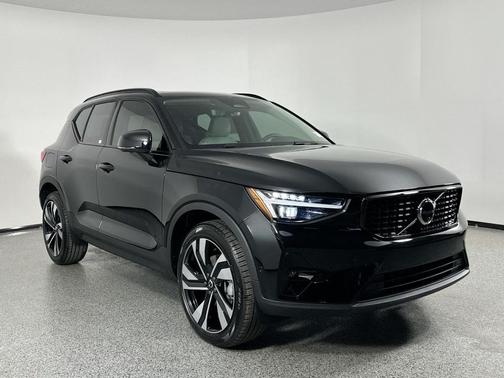 2025 Volvo XC40 B5 Ultra Dark Theme