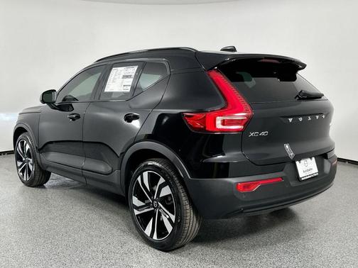 2025 Volvo XC40 B5 Ultra Dark Theme