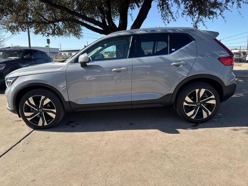 2024 Volvo XC40 B5 Plus Bright Theme