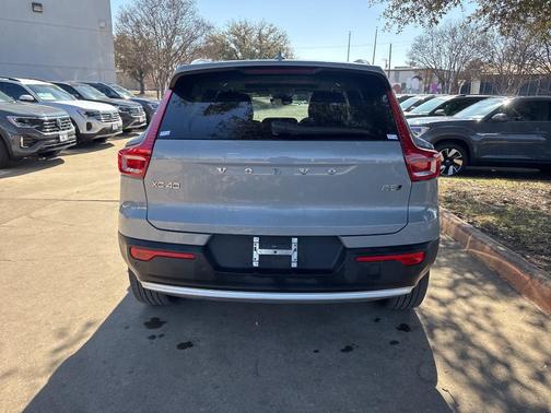 2024 Volvo XC40 B5 Plus Bright Theme