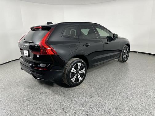 2024 Volvo XC60 Recharge Plug-In Hybrid T8 Plus Dark Theme