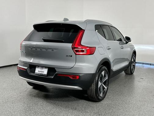 2025 Volvo XC40 B5 Core Bright Theme
