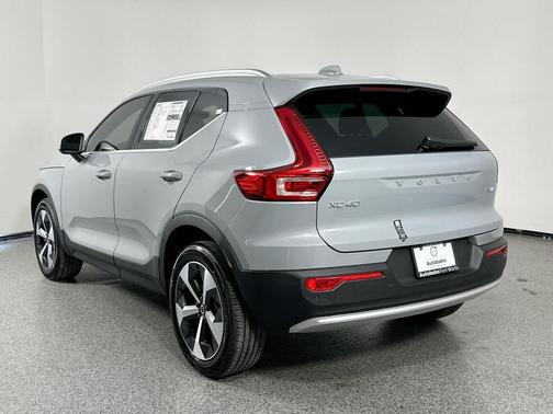 2025 Volvo XC40 B5 Core Bright Theme