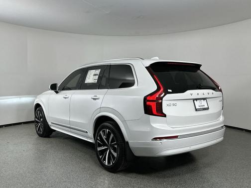 2025 Volvo XC90 B5 Core