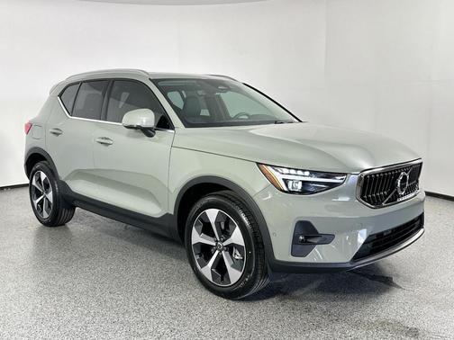 2025 Volvo XC40 B5 Plus Bright Theme