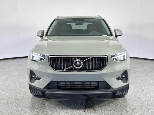 2025 Volvo XC40 B5 Plus Bright Theme
