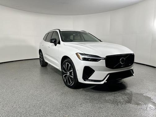 2024 Volvo XC60 B5 Plus Dark Theme