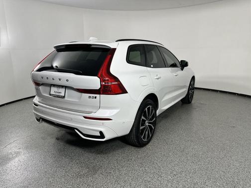 2024 Volvo XC60 B5 Plus Dark Theme