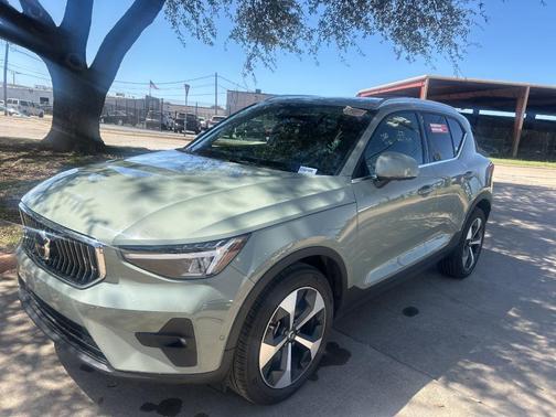 2025 Volvo XC40 B5 Plus Bright Theme