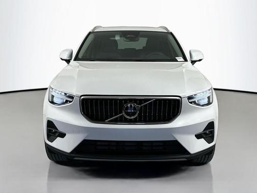 2025 Volvo XC40 B5 Plus Bright Theme