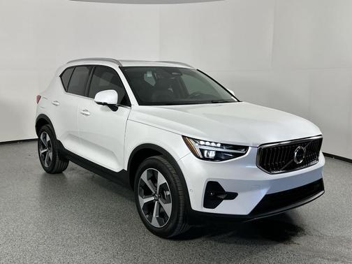 2025 Volvo XC40 B5 Plus Bright Theme