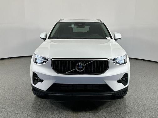 2025 Volvo XC40 B5 Plus Bright Theme