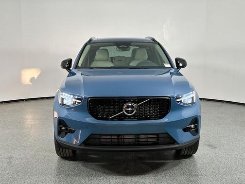 2025 Volvo XC40 B5 Ultra Dark Theme