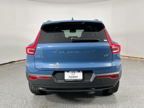 2025 Volvo XC40 B5 Ultra Dark Theme
