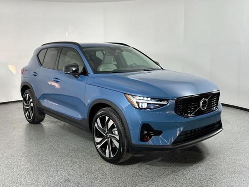 2025 Volvo XC40 B5 Ultra Dark Theme