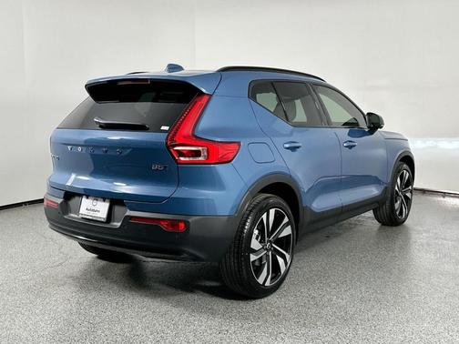 2025 Volvo XC40 B5 Ultra Dark Theme