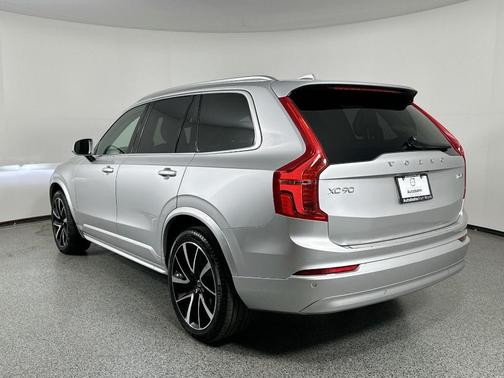 2022 Volvo XC90 T6 Momentum 7 Passenger