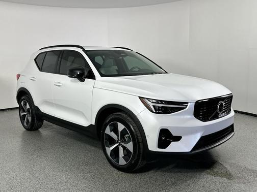 2025 Volvo XC40 B5 Plus Dark Theme