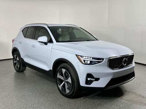 2025 Volvo XC40 B5 Plus Bright Theme