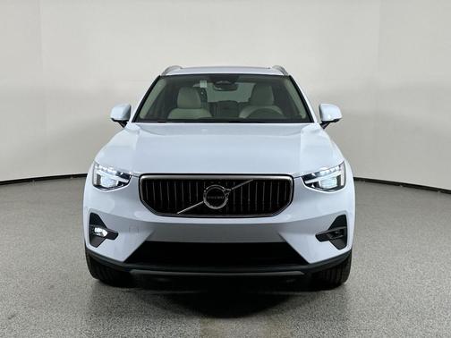 2025 Volvo XC40 B5 Plus Bright Theme