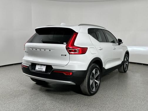 2025 Volvo XC40 B5 Core Bright Theme